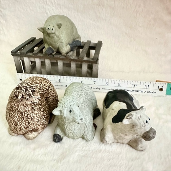 Set of 4 Primitive Farm Animal Figurines (Sheep, Pig, Cow, Lamb) W/ Stable Crate - Picture 12 of 13